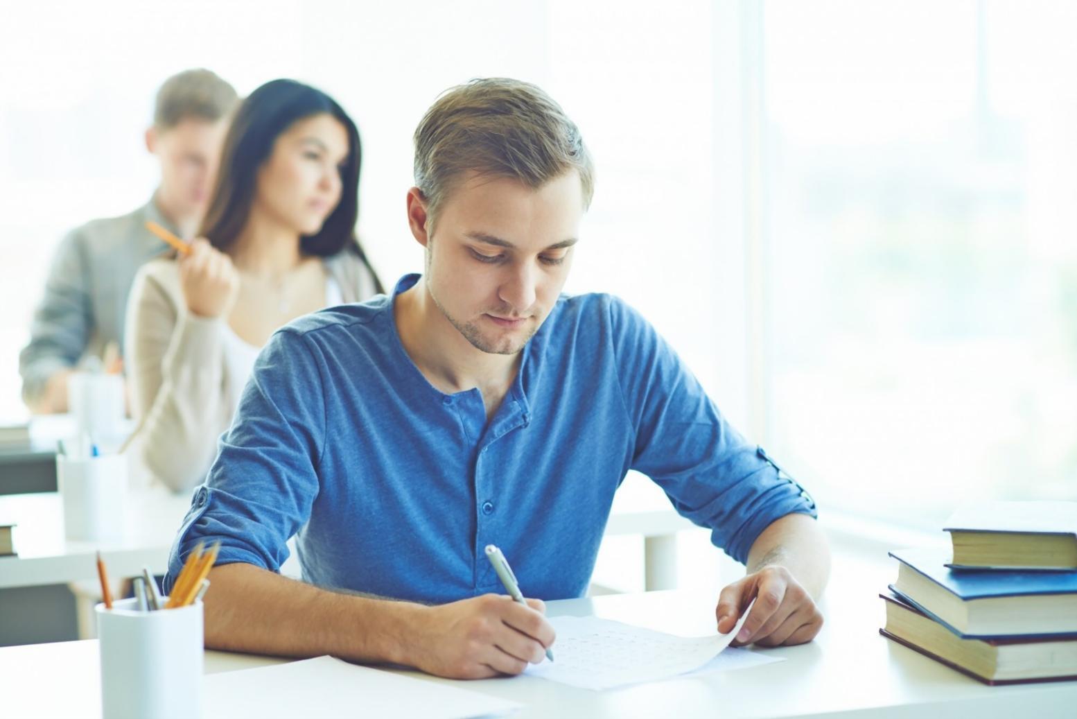 Estudiantes analizando datos financieros en aula moderna